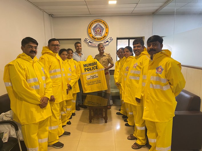 MTV celebrates the Asli Roadie spirit of ‘Mumbai Police’, provides them with 1000 high-quality raincoats