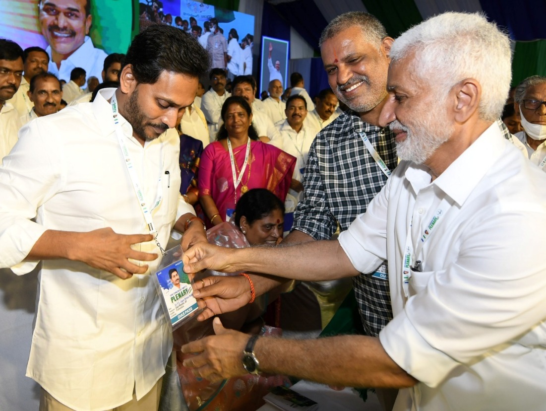 YSRCP presidentys jagan mohan reddy attends ysrcp plenary in guntur
