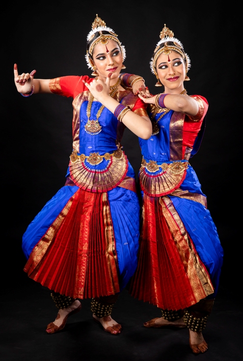 Aishanya and Dhruvika mesmerise the audience with their live performance of the duet Arangetram at Triveni Kala Sangam
