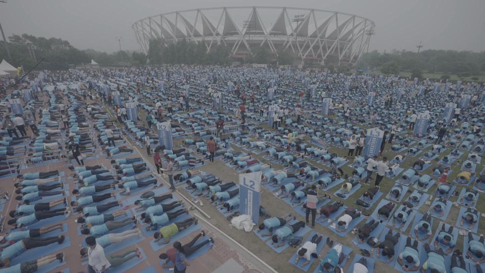 Bajaj Allianz Life Insurance sets a new GUINNESS WORLD RECORDS™️ for 4454 people holding the abdominal plank for one minute, together.