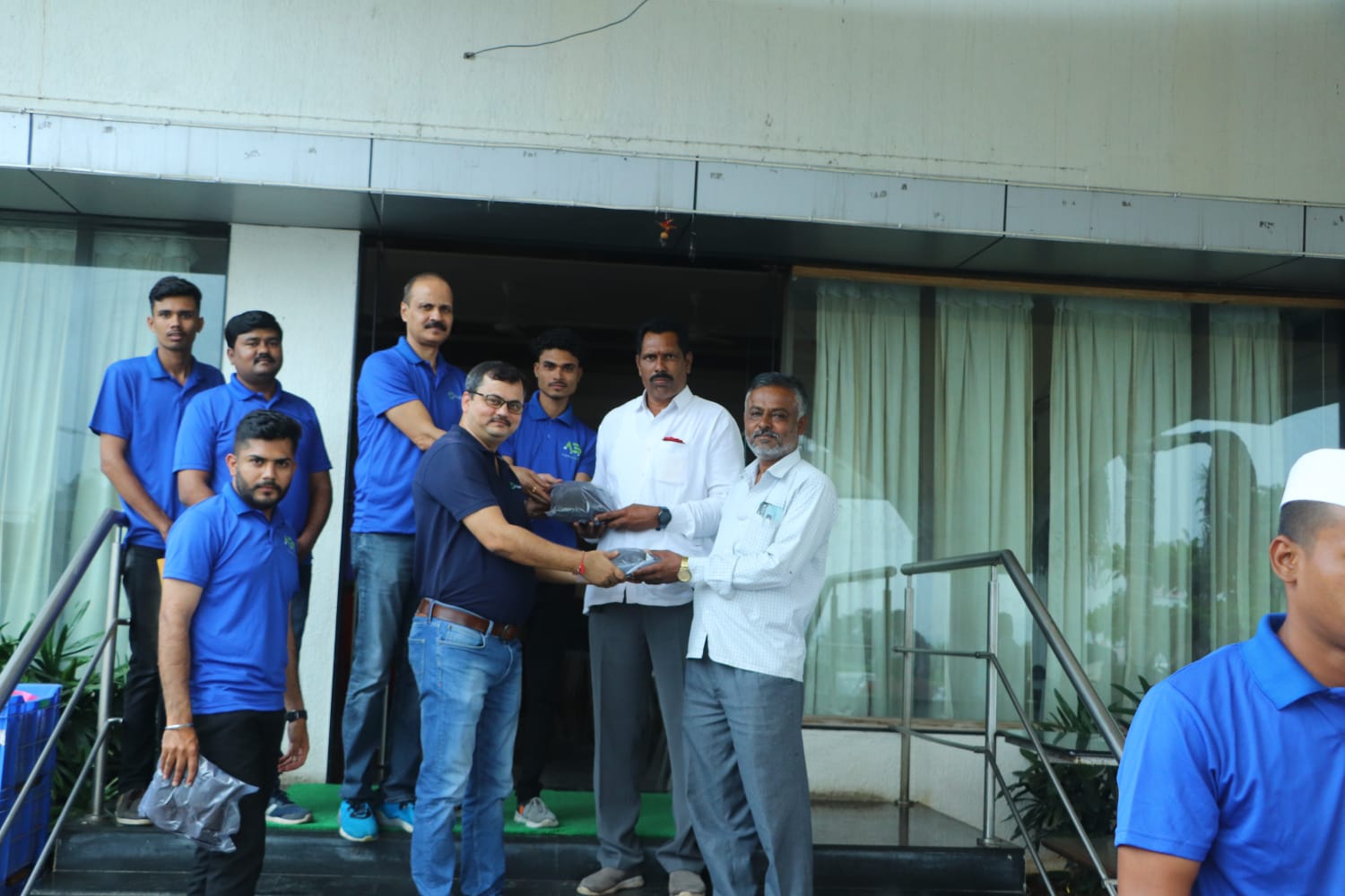 CEO Niranjan Sharma and CTO Praveen Tiwari Distributing Organic compost to farmers of Manchar (Maharashtra) in presence of Kisanserv team.