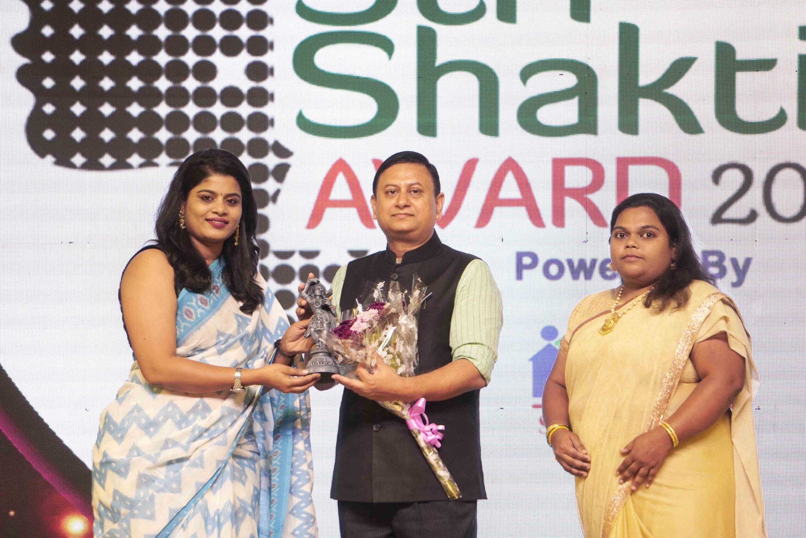 Prabha Choudhary seen presenting momento to Sandeep Sultania