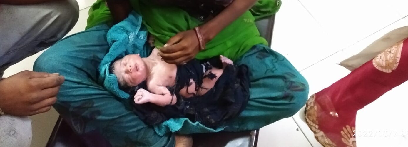 Mumbai- Tohili Bano (22), a pregnant woman who was traveling from Jodhpur to Mumbai, gave birth to a healthy baby boy at the emergency medical room jointly run by Apex Hospital and Western Railway at Borivali station. Doctors said that this is the second such delivery in Mumbai. EMR Head and Senior Physician of Apex Hospital Dr. Umesh Gaikwad said, “Eight-month pregnant woman was coming from Jodhpur to Mumbai for delivery purposes. Her husband was also with her. But after crossing the Virar station, his stomach started churning. After the woman started vomiting, her husband told the employee working in the canteen. Realizing the seriousness of the situation, the security personnel on duty in the said coach informed the Borivali station. Then the team of Borivali Railway Police Station Senior Police Inspector Anil Kadam and Police Sub-Inspector Jayashree Mughalgir with the help of RPF and other security guards brought the woman to the medical room of Apex Hospital at platform number 3 of Borivali station."  At this time Dr. Umesh Gaikwad, Dr. Lakhichand Prajapati, Dr. Pankaj Rai, nurses Rekha Parmar and Savita Chaudhary delivered the woman successfully. She gave birth to a healthy and fit baby boy. The health of the baby and mother is good and they have been sent to Shatabdi Hospital. Apex Hospital and Western Railway jointly have a hospital at platform No. 3 which provides accident treatment, medical check-ups, and other essential medical services. Apex Hospital Group has been implementing this initiative with Western Railway for the last 4 years as a social commitment. Through this initiative, medical facilities are being provided to thousands of passengers at a low cost. GRP Kailas Shahane, Sushant Shinde, Devendra Shinde, Sagar Nagtilak Snhel Gawde, Home Guard Rani Borule, Siddhesh Kadam, Police Constable Jotiram Khote and Borivali Station Master Bharatbhushan Kakera and Station Superintendent Razak Shaikh were there for the safe delivery of the woman after 45 minutes after starting labor pain in Virar station.